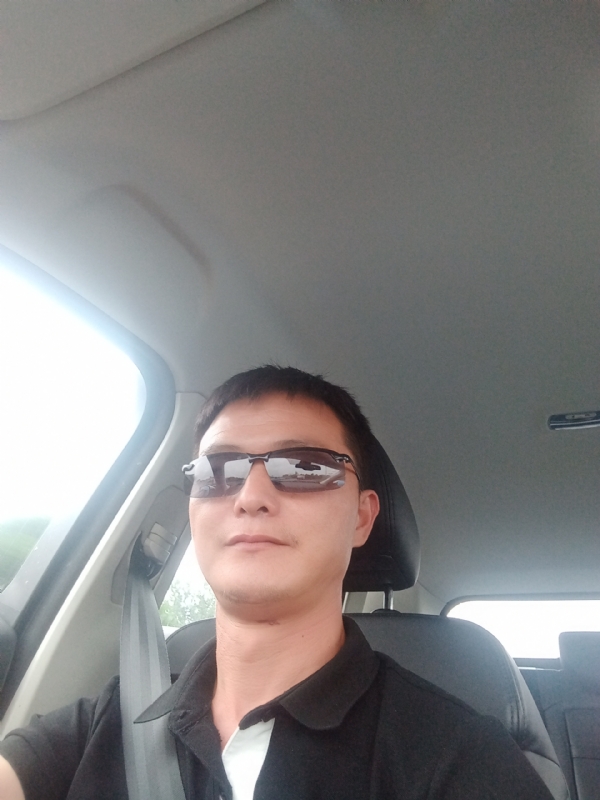 孤独的男人的第一张照片--兰州相亲服务中心